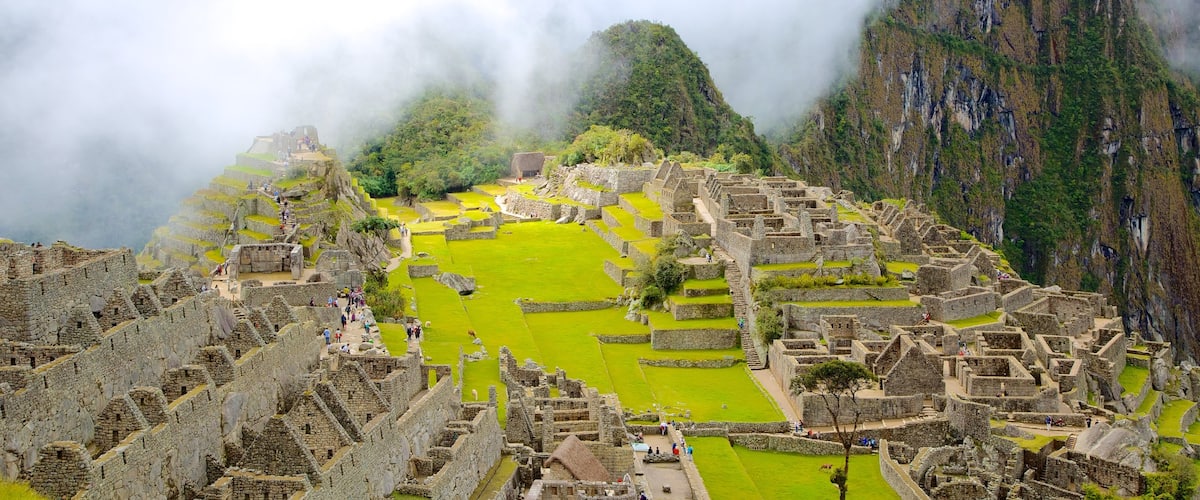 Machu Picchu que incluye ruinas de edificios y neblina o niebla