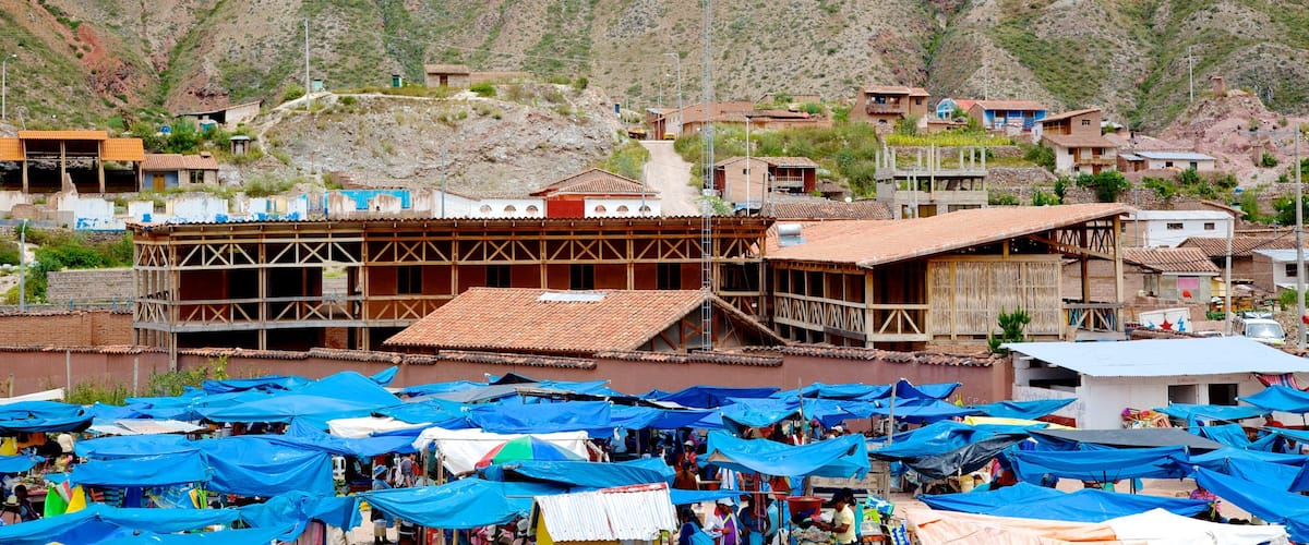 Urubamba ofreciendo mercados y una pequeña ciudad o pueblo