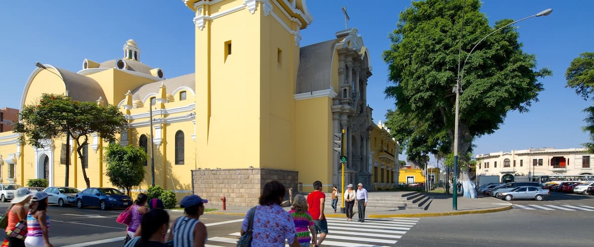 Barranco que incluye escenas urbanas y también un gran grupo de personas