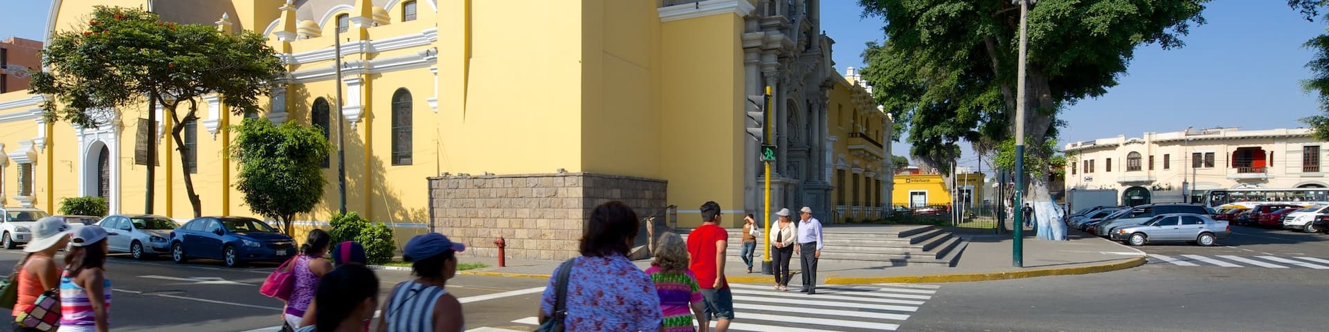 Barranco montrant scĂšnes de rue aussi bien que important groupe de personnes
