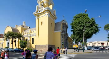 Barranco showing street scenes as well as a large group of people