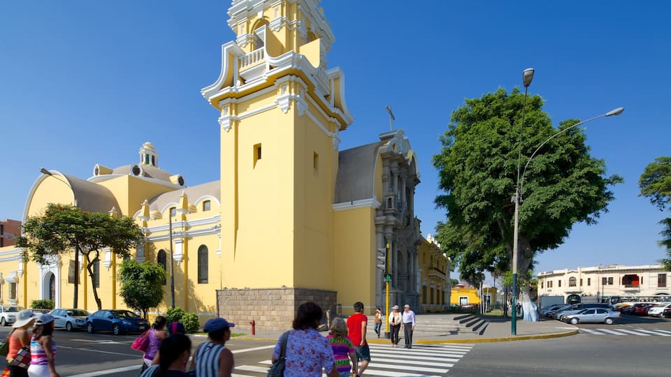 Barranco que incluye escenas urbanas y también un gran grupo de personas