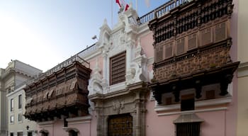 Downtown Lima showing heritage architecture and street scenes