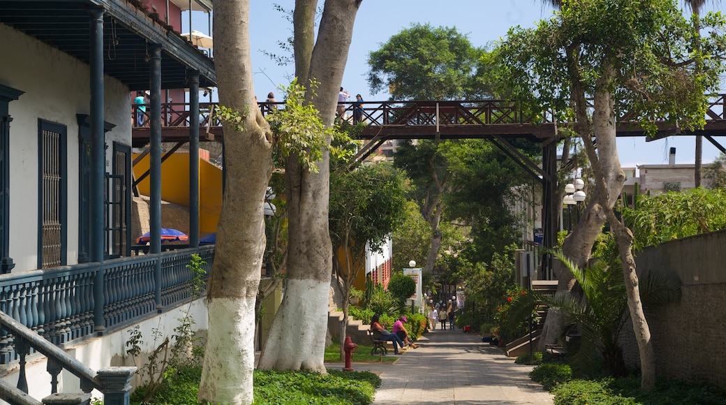 Puente de los Suspiros ofreciendo escenas cotidianas