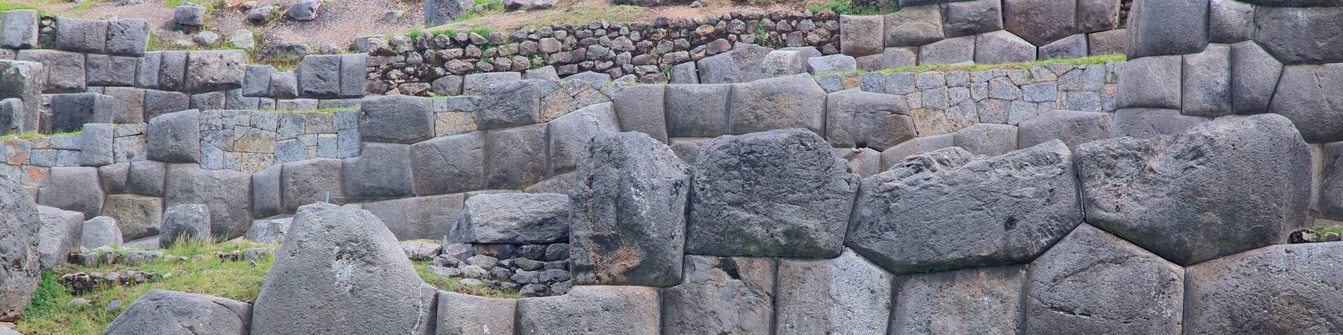 Sacsayhuamán mostrando una ruina y elementos del patrimonio y también un niño