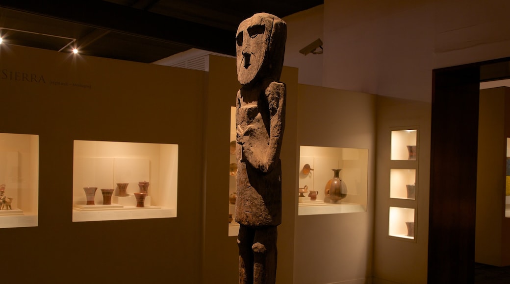 Museo Larco que incluye vistas interiores y una estatua o escultura