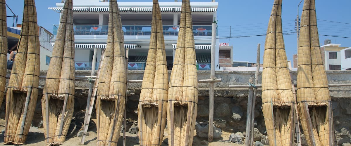Playa Huanchaco que incluye cultura indígena y arte al aire libre