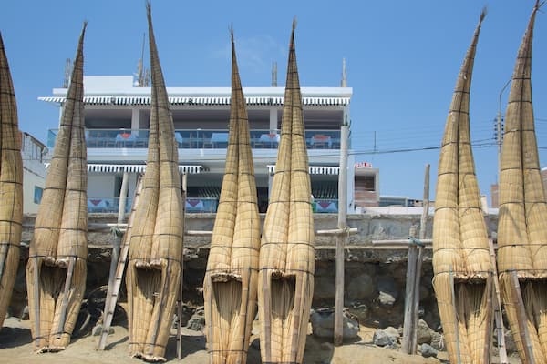 Plage de Huanchaco montrant art en plein air et culture autochtone