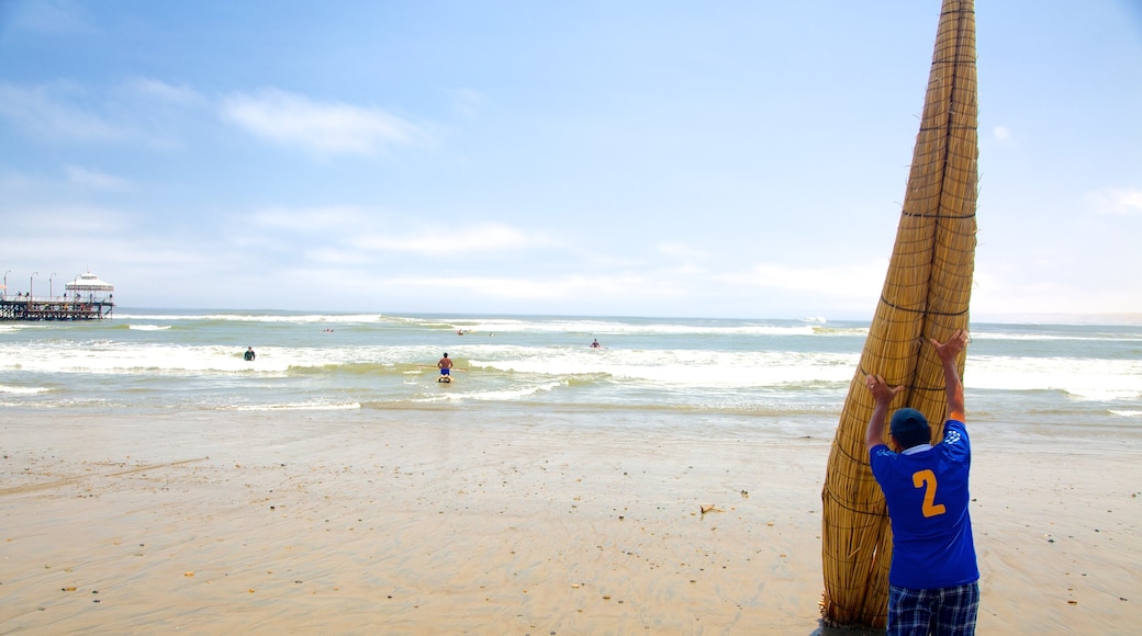 Praia de Huanchaco mostrando uma praia de areia