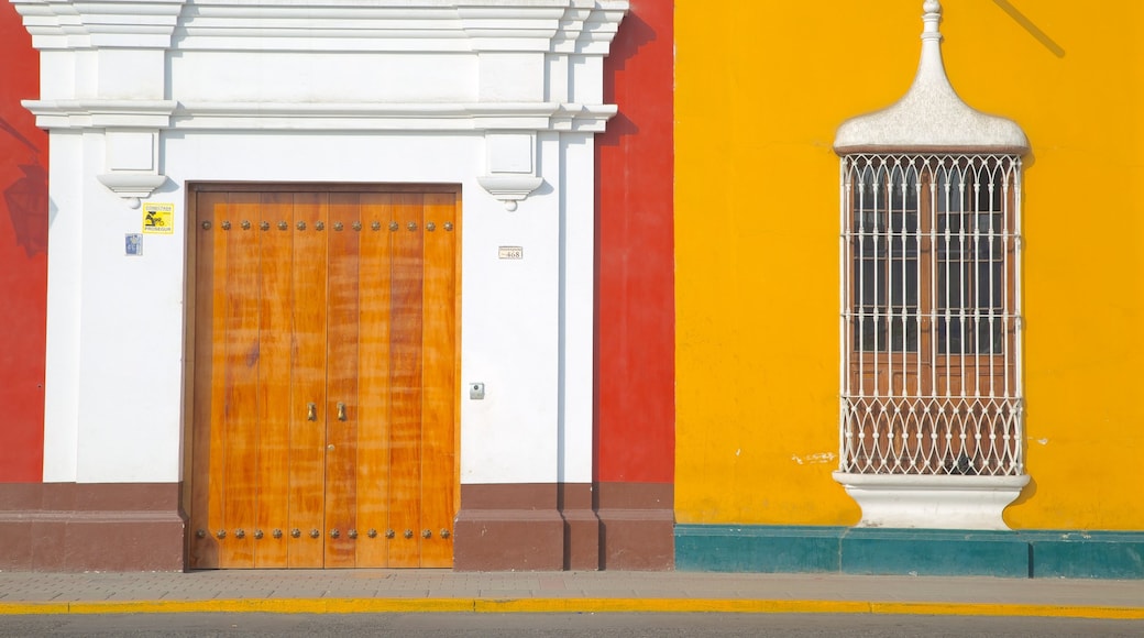 Trujillo Plaza de Armas which includes street scenes and a house