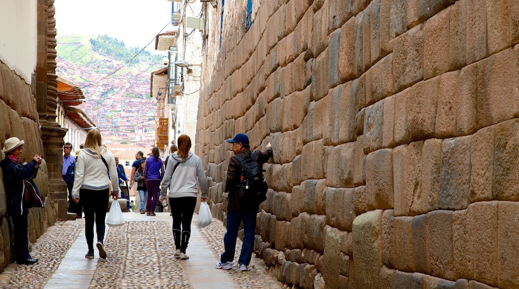 Hatunrumiyoc which includes street scenes as well as a large group of people