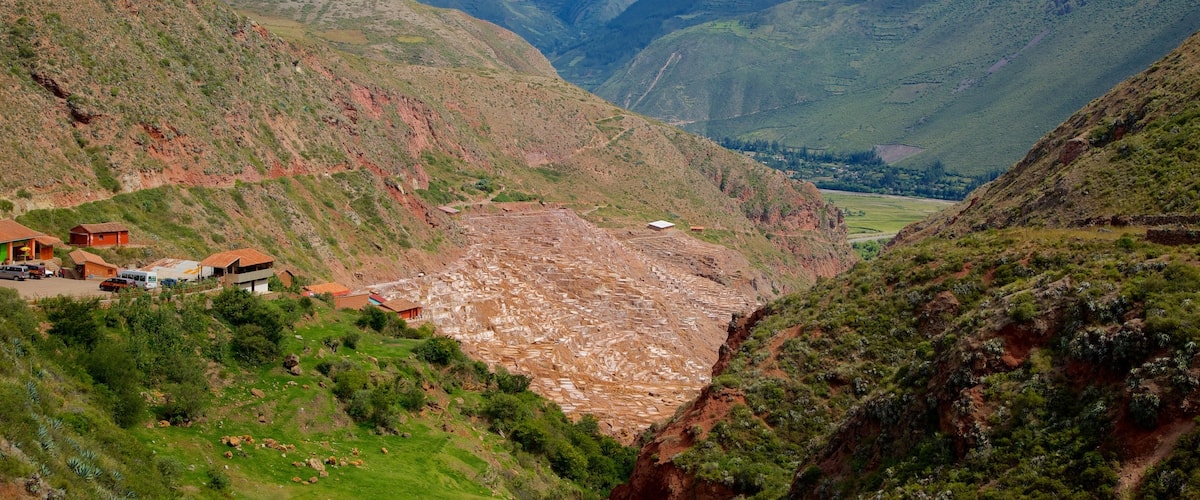 Mines de sel de Maras qui includes montagnes