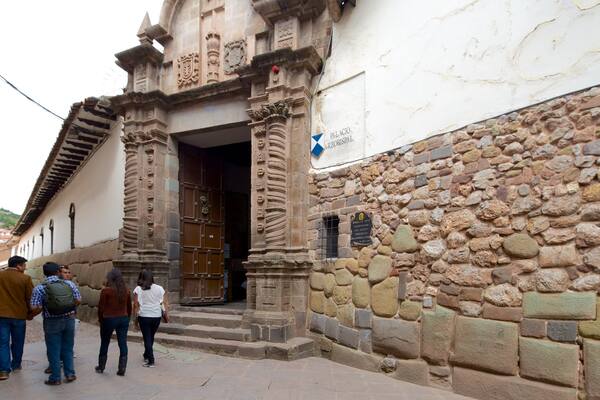 Musée d\'Art religieux qui includes scÚnes de rue aussi bien que petit groupe de personnes