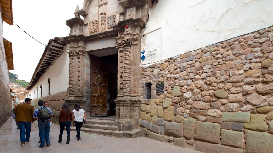 Museo de Arte Religioso mostrando escenas cotidianas y también un grupo pequeño de personas