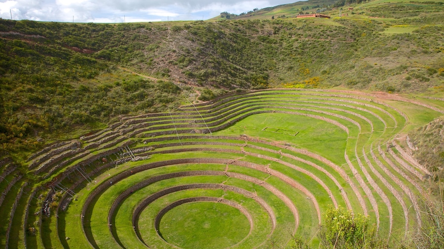 Terrazas de Moray que incluye vistas de paisajes y cultura indígena