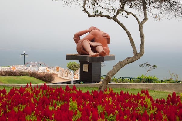 Parque del Amor das einen Park, Outdoor-Kunst und Blumen