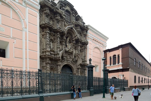 Lima caratteristiche di strade, architettura d\'epoca e chiesa o cattedrale