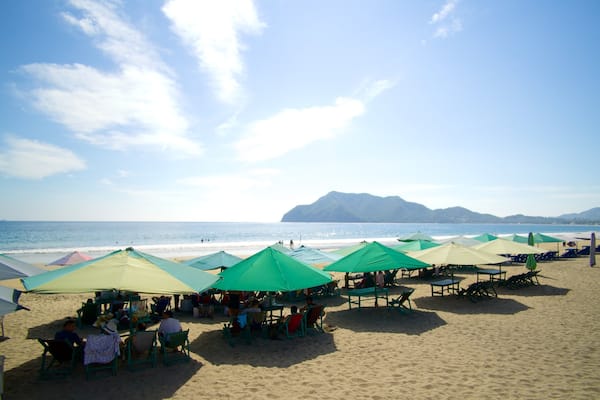 Playa Miramar mit einem allgemeine KĂŒstenansicht und Sandstrand