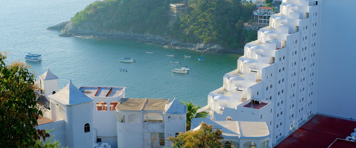Playa La Audiencia mostrando una ciudad costera, vistas de paisajes y un hotel