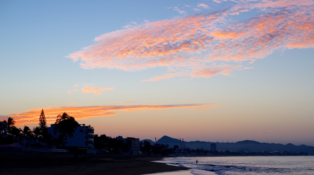 Manzanillo mit einem allgemeine Küstenansicht und Sonnenuntergang