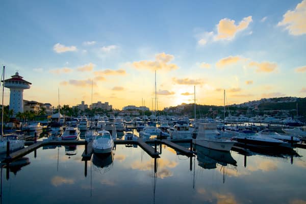 Marina Ixtapa das einen Sonnenuntergang und Marina