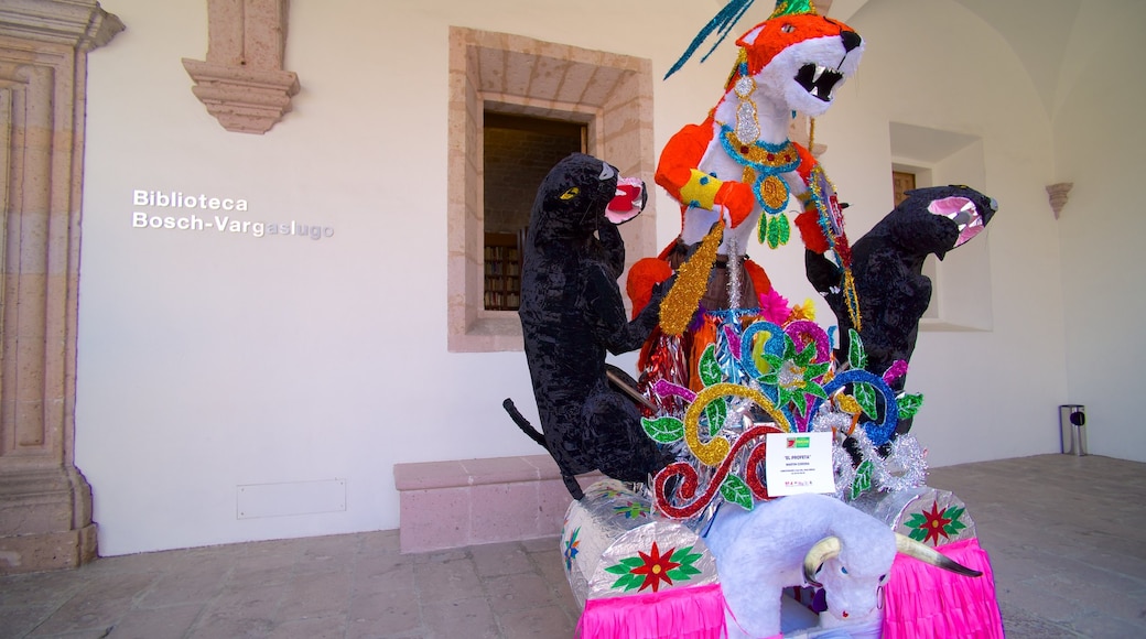 Morelia showing outdoor art