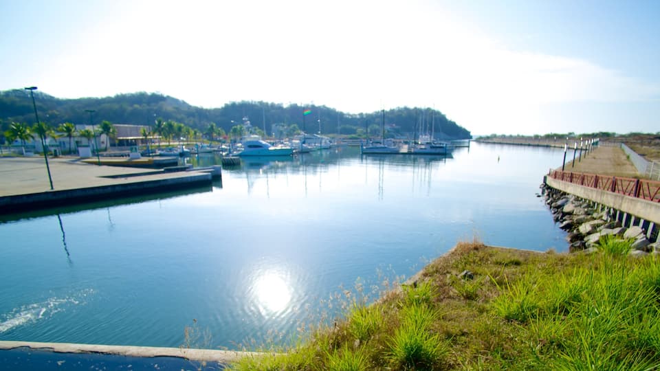 Marina Chahue featuring a bay or harbour