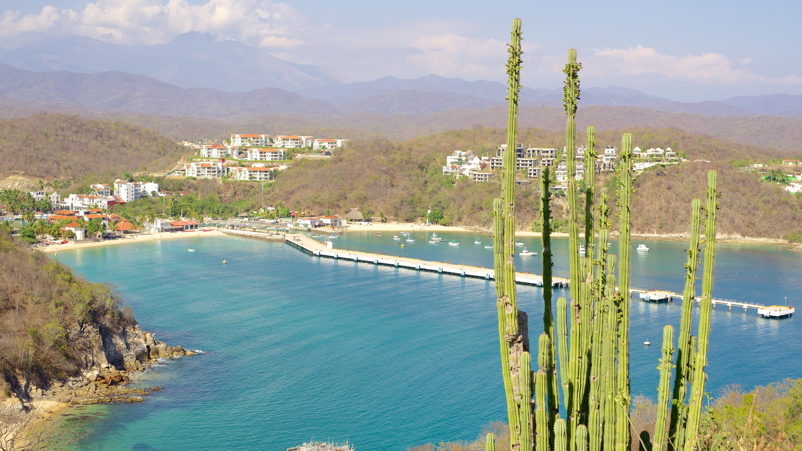 Huatulco showing a coastal town and landscape views