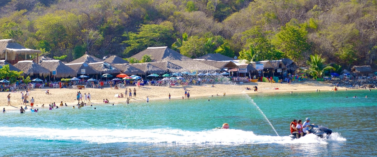La Entrega Beach featuring jet skiing, a coastal town and a beach