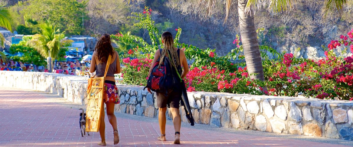 Playa La Entrega ofreciendo senderismo o caminata y escenas tropicales y también un pequeño grupo de personas
