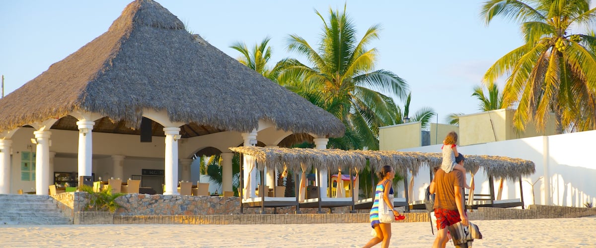 Playa Chahué que incluye un hotel o resort de lujo, escenas tropicales y una playa de arena