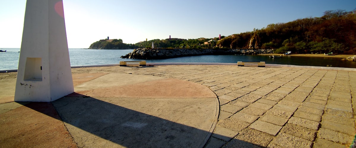 Zaachila Beach which includes general coastal views