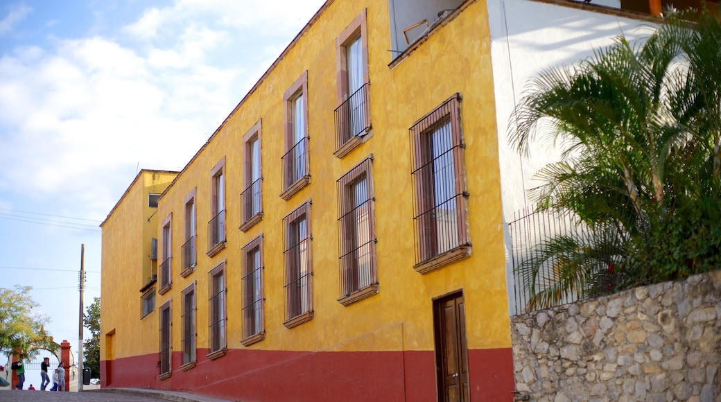 Jalpan de Serra showing a house and street scenes