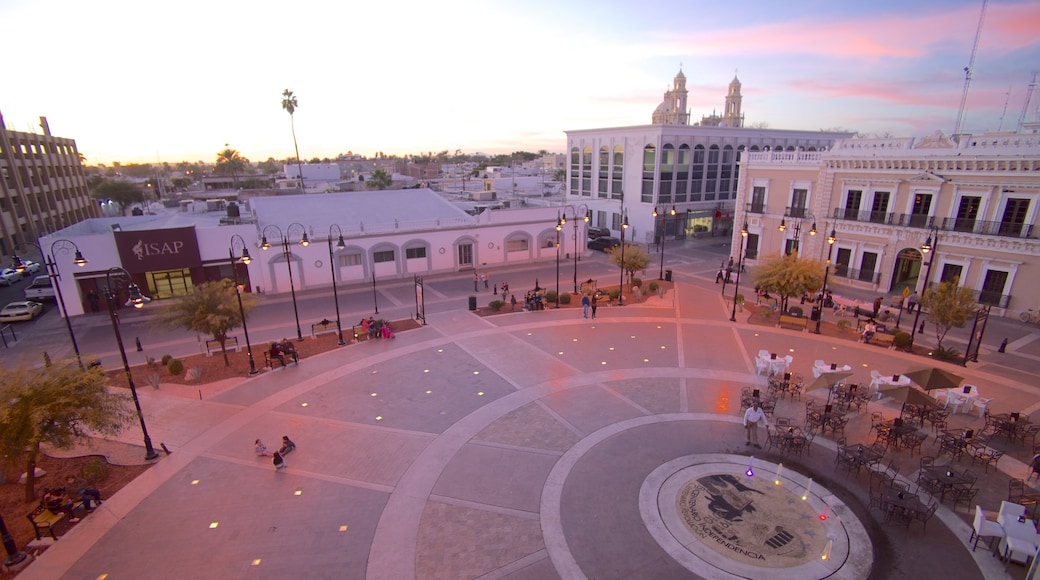 Hermosillo qui includes coucher de soleil, ville et square ou place