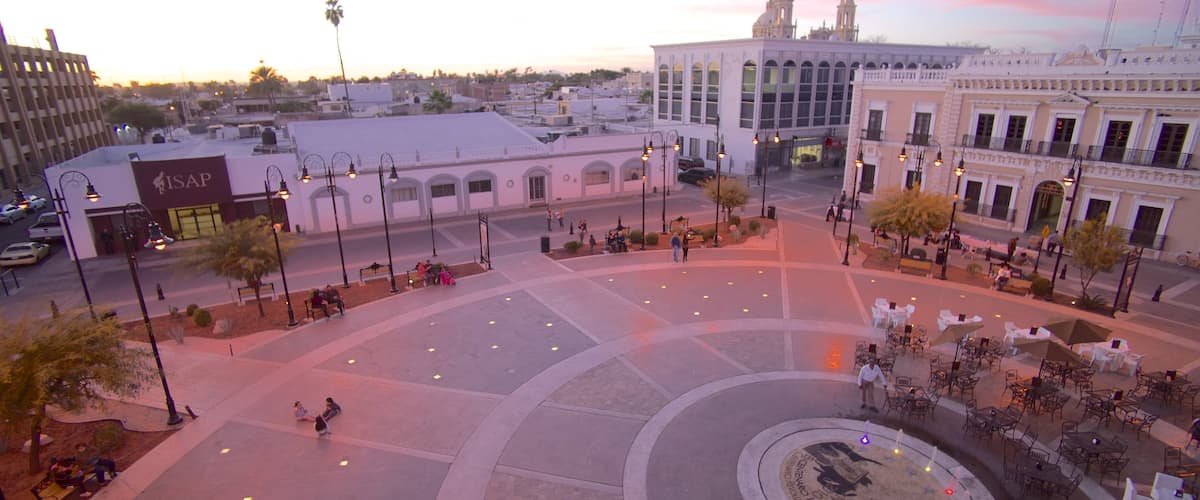 Hermosillo que incluye una puesta de sol, un parque o plaza y una ciudad