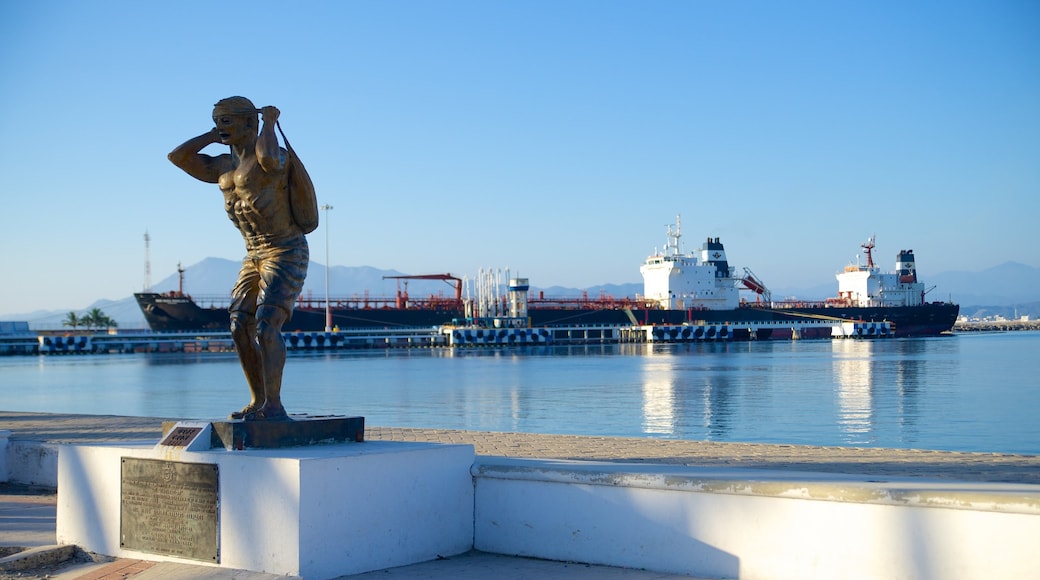 Zocalo mostrando arte al aire libre, una estatua o escultura y vistas generales de la costa