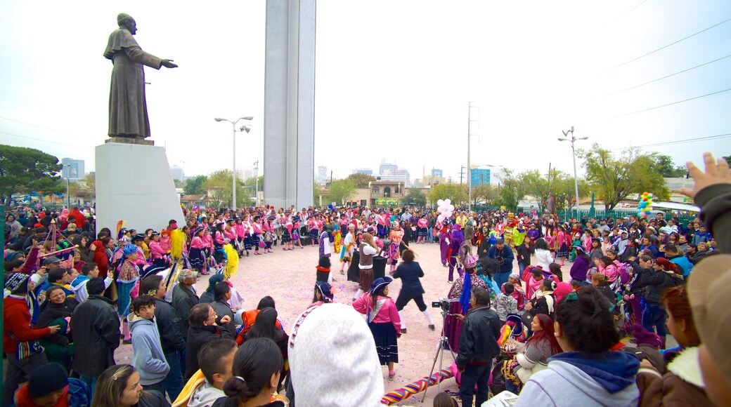 Basilica de Guadalupe showing a statue or sculpture and religious elements as well as a large group of people