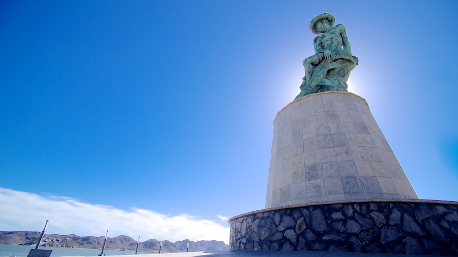 El Pescador mostrando statua o scultura e arte urbana