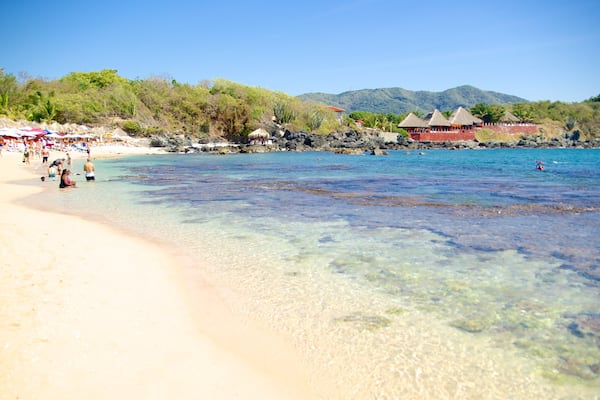 Ixtapa Island showing a beach