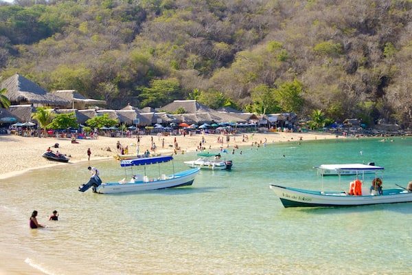 La Entrega Beach showing a luxury hotel or resort, general coastal views and boating