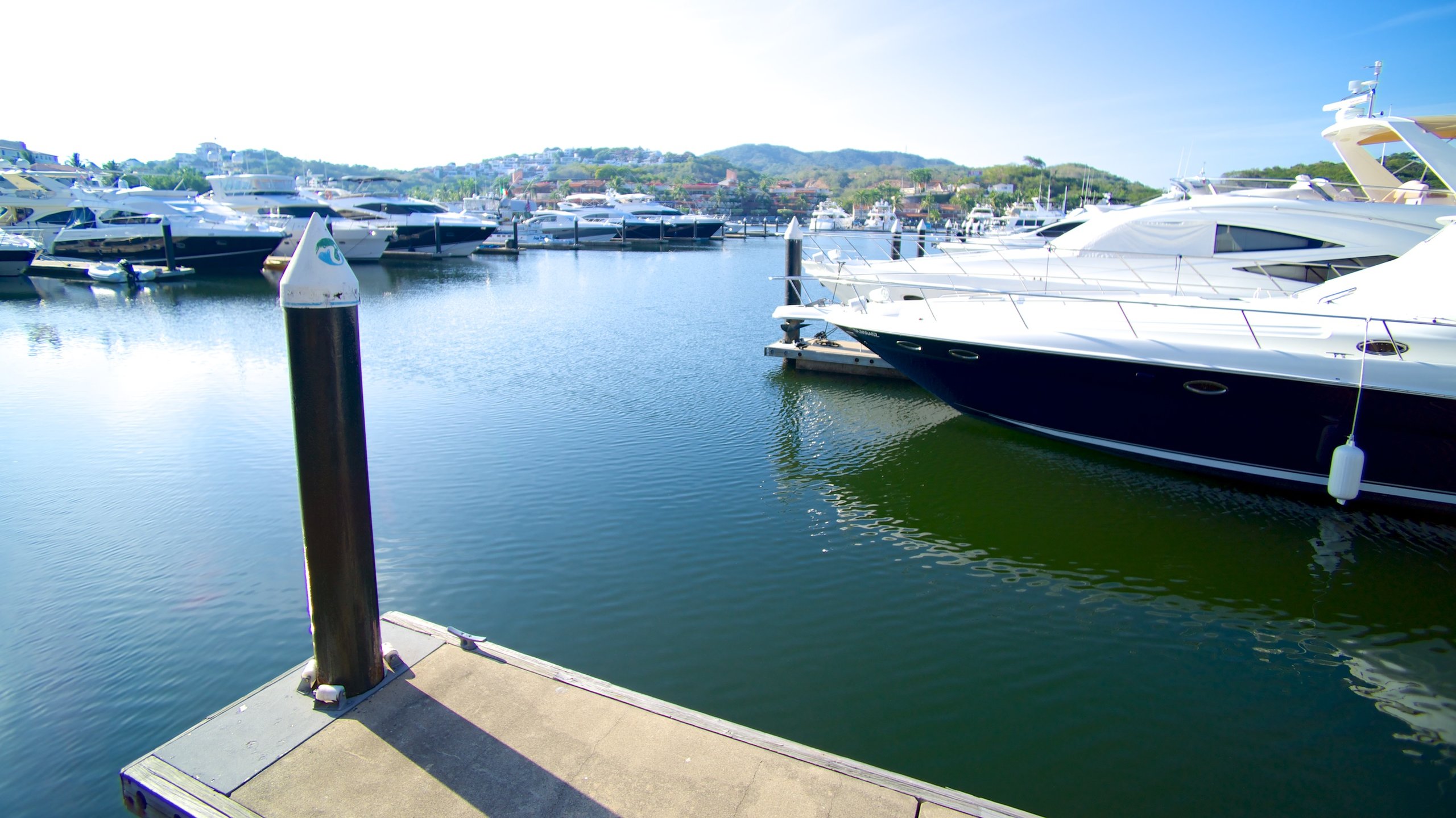 Marina Ixtapa showing a bay or harbor