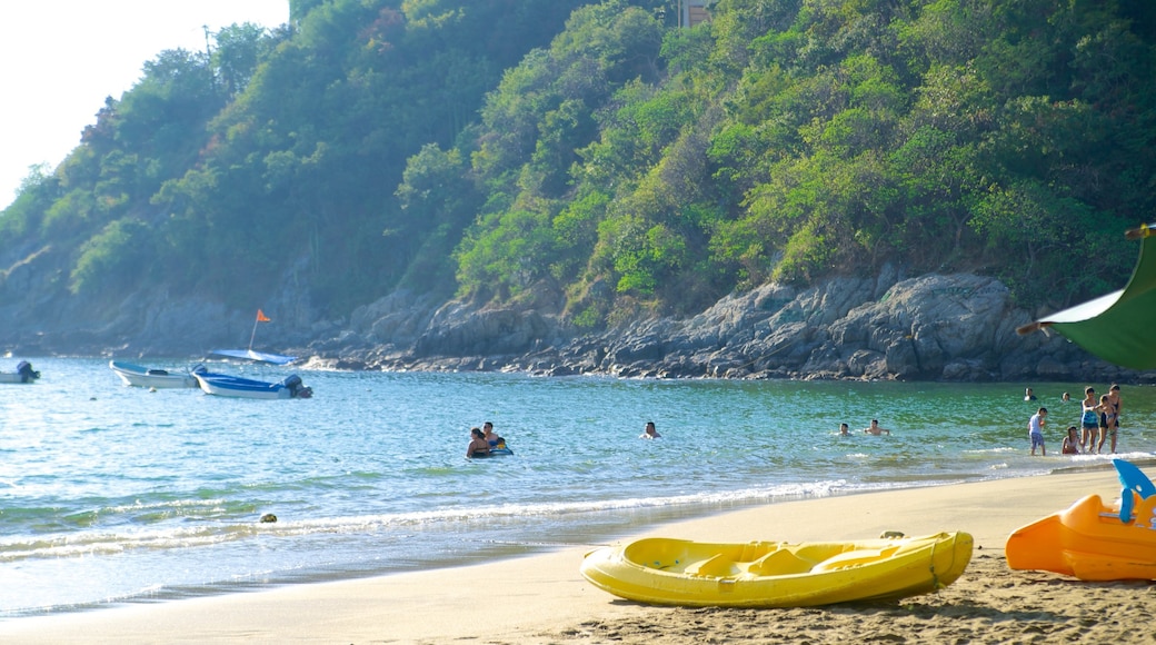 Playa La Audiencia que incluye botes y una playa de arena