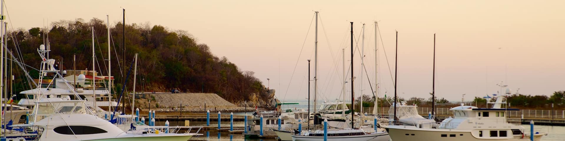 Marina Chahué mit einem Bootfahren, Sonnenuntergang und Bucht oder Hafen