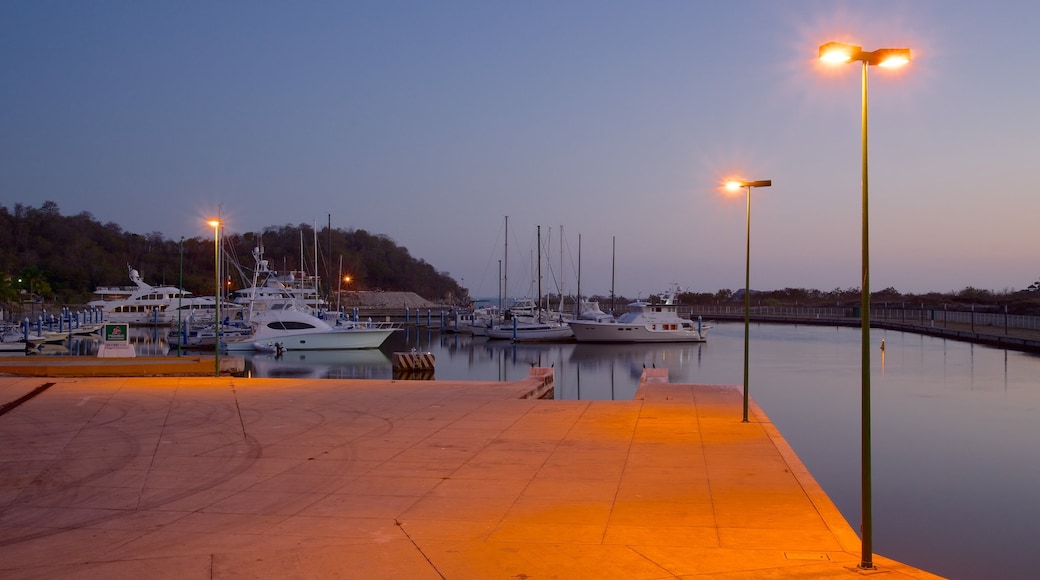 Marina Chahue que inclui uma baía ou porto e cenas noturnas