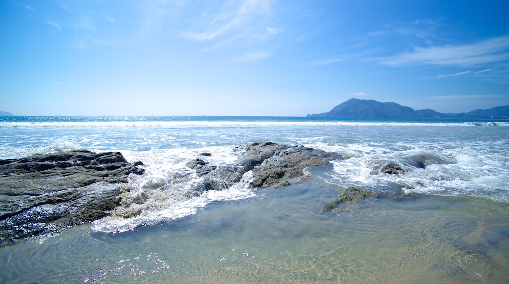 Oro Beach showing rocky coastline