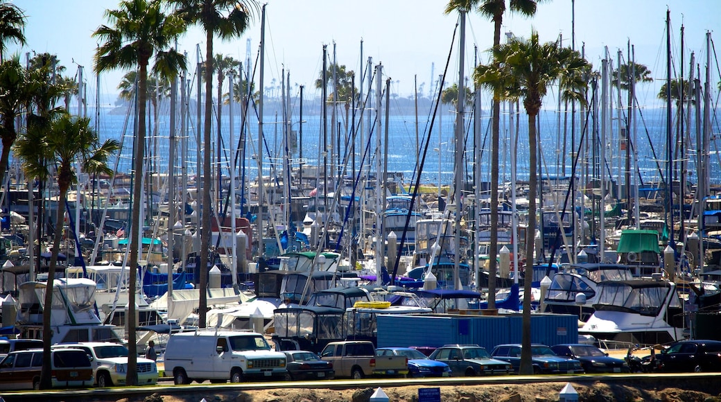 Long Beach que incluye botes y un club náutico