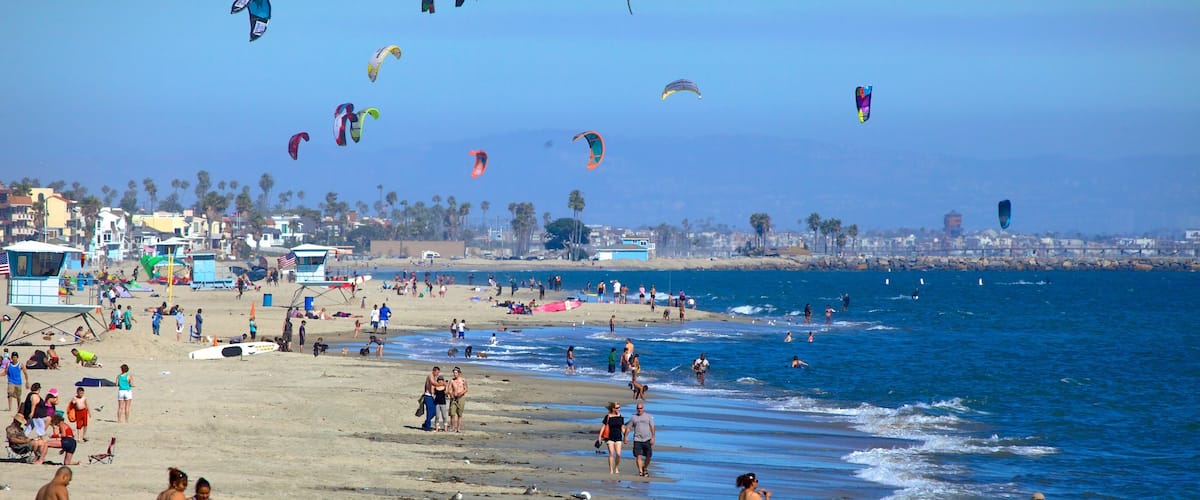 Long Beach mostrando vistas generales de la costa, una playa y kite surfing