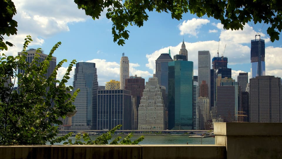 Brooklyn Heights mostrando um edifício, cbd e uma cidade