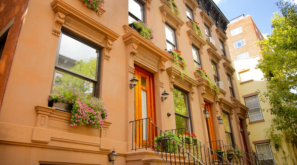 Brooklyn Heights showing a house