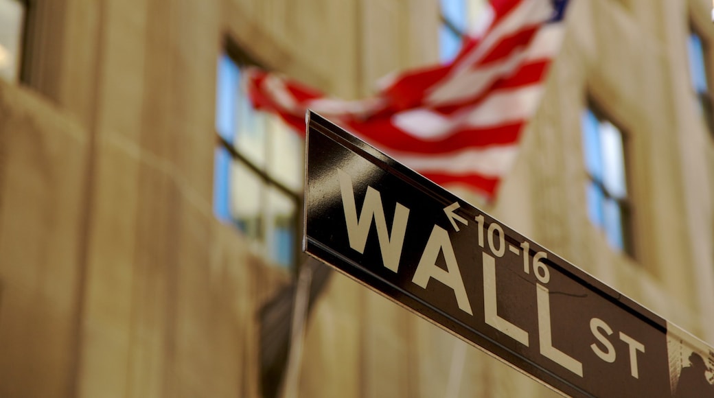 Wall Street - Financial District mit einem Beschilderung